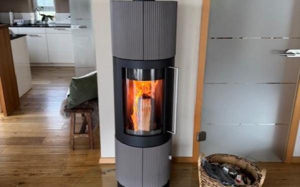 Kaminofen Hase Osaka mit Keramikverkleidung